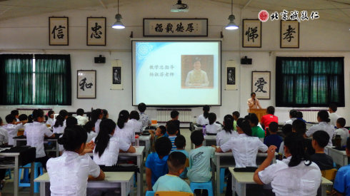 开班典礼上，介绍师资团队。