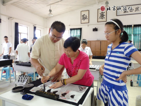 

书法老师指导学员永字八法基本笔画运笔方法

