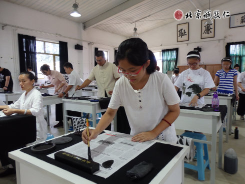 
书法一班学员习练书法基本笔画

