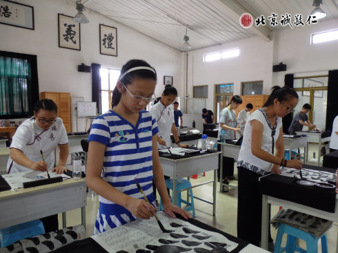 
书法一班学员习练书法基本笔画

