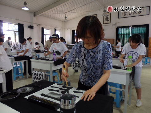 
书法一班学员习练书法基本笔画

