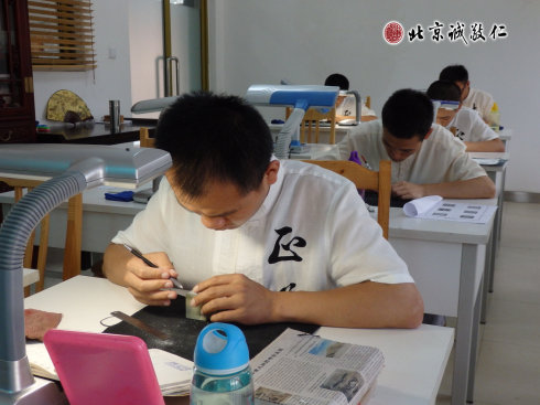 
篆刻班学员学习场景

