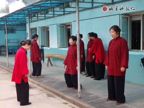 太极拳教练指导学员基本动作