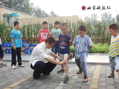 晨练课程，太极拳教练认真指导学员基本动作。