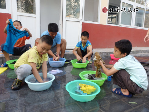 习劳知感恩；小学员学习洗衣服。