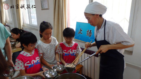 厨房的老师用心维护小学员用餐安全