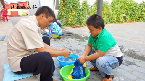 小学员认真学习洗衣服，培养独立生活的能力。