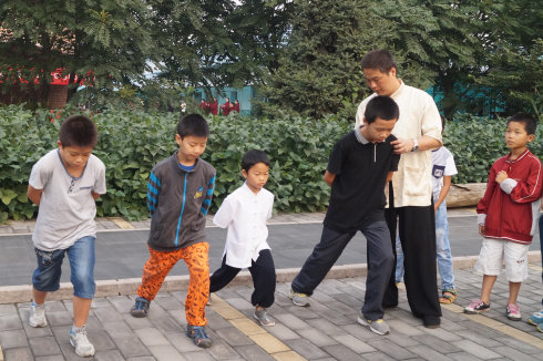 晨起习练太极拳