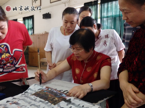 杨老师在书法班为学员授课