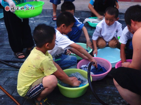 
勤劳的小学员们