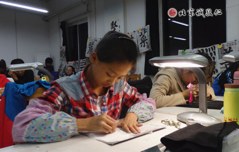 配图：篆刻班里学员专注的习练篆刻，