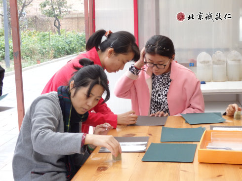 配图：来自海外的学员练习磨印章