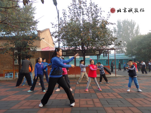 配图：书法班的小学员们晨练太极拳