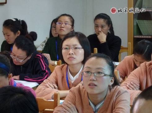 配图：学员深深地被精彩的课程吸引