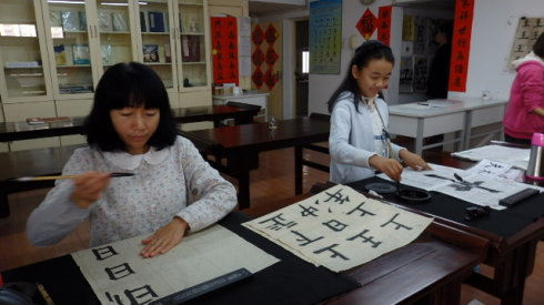  母亲已经可以写小字，我也想练习写小字，
母亲告诉我先扎好根基