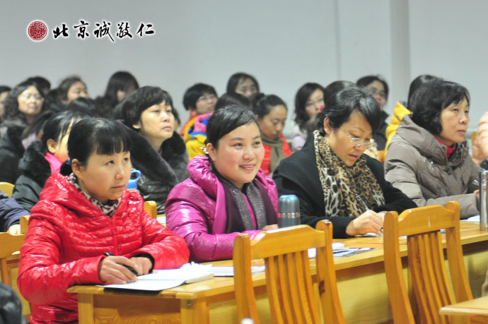 配图：来自各地的学员认真聆听老师授课