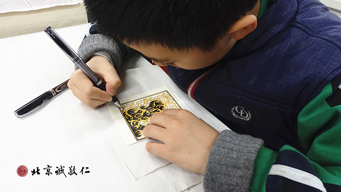 小学员在学习定心绘画