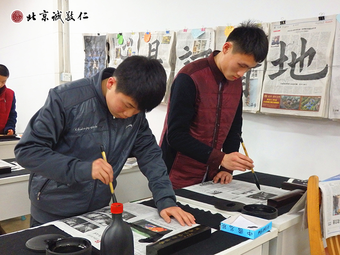 学员认真习练书法