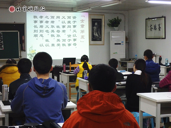 经典诵读课程，在老师的引领下，学员用心体会圣贤经典的智慧之语。