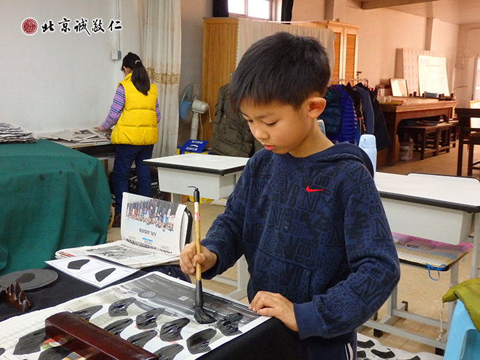 来自北京的小学员认真习练基本功