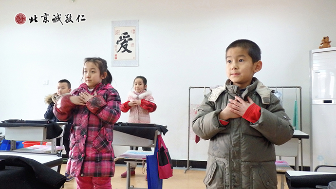 小学员认真学习手语歌曲