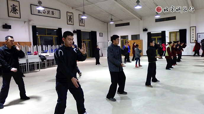 学员晨练太极拳