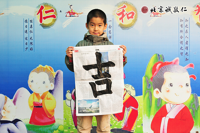 弟子规的教诲，使我明白了孝道的可贵；送给母亲真诚的祝福，小学员展示书法习作。
