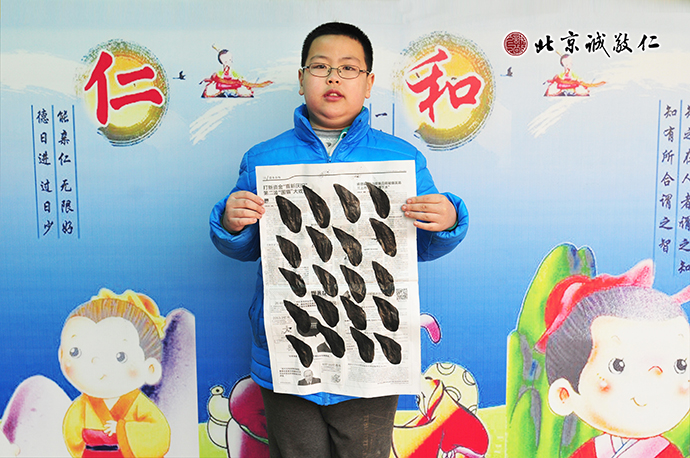 小学员展示永字八法习作「右侧点」