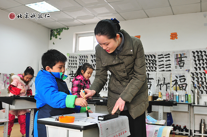 书法老师认真指导小学员习书