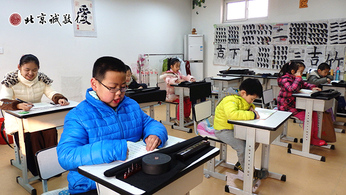 经典诵读课程--《常礼举要》，学习日常行住坐卧的规范；从小培养端正行为，奠定做人根基。