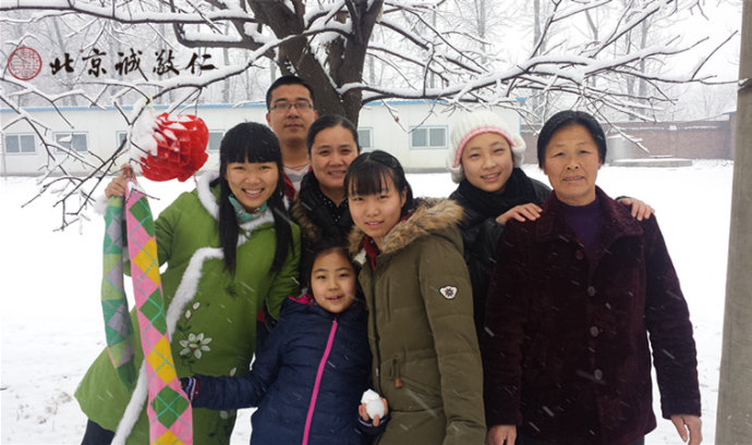 瑞雪兆丰年，小院春节一派祥和幸福；     
春节书法班的学员们， 来自祖国四面八方；
 鹤发童颜，阖家团圆；同心共聚美好时刻， 
   共享翰墨殿堂的芬芳；   
    雪中默含着浓浓的圣贤情谊，     
   共谱欣欣向荣 ，美好的文化篇章。