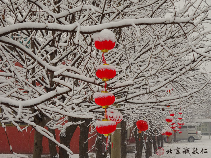 佳节艺中游，翰墨书香飘。红灯瑞雪映，新年步步高。