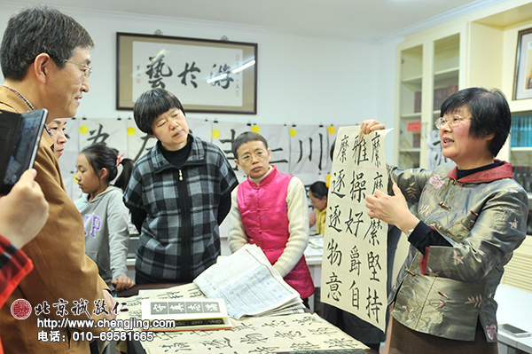 长者谦逊的听受杨老师对其习作的指正。
