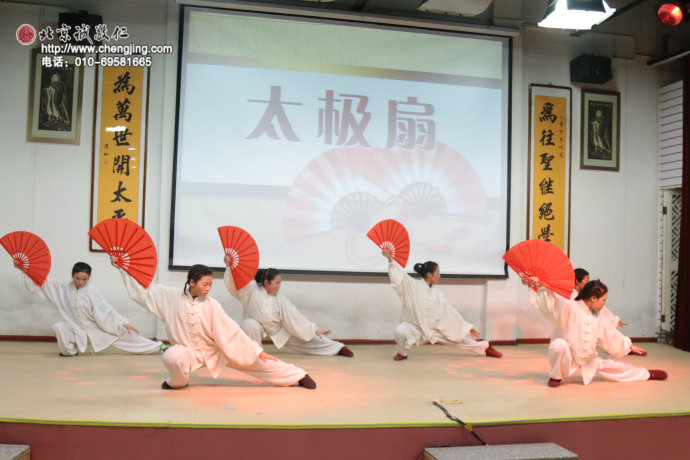 舞动太极扇，刚柔气质融入心中 