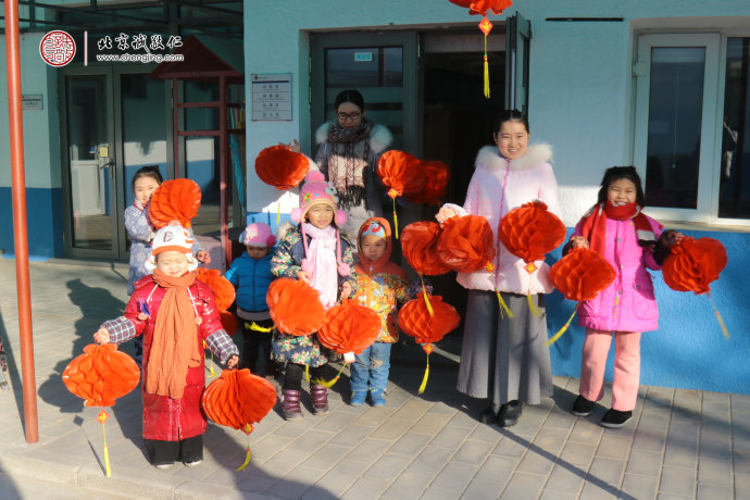 老师们带领着少儿班的小学员一起张灯结彩，装点美丽的通州小院。