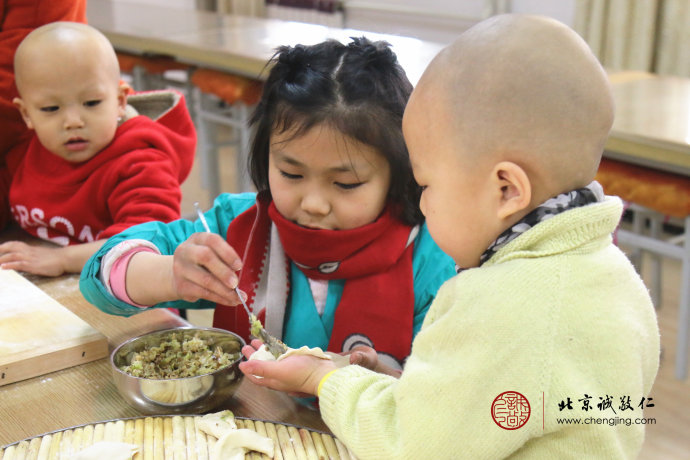 小学员互帮互助包饺子