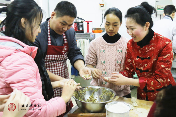 大家一起包饺子，互助学习欢乐其中