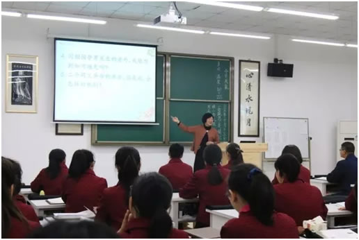 杨老师在为新六艺讲解闵损芦衣