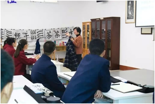 现场演示如何帮助老人穿外衣 