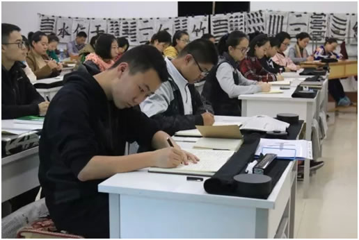 杨老师在为新六艺讲解闵损芦衣