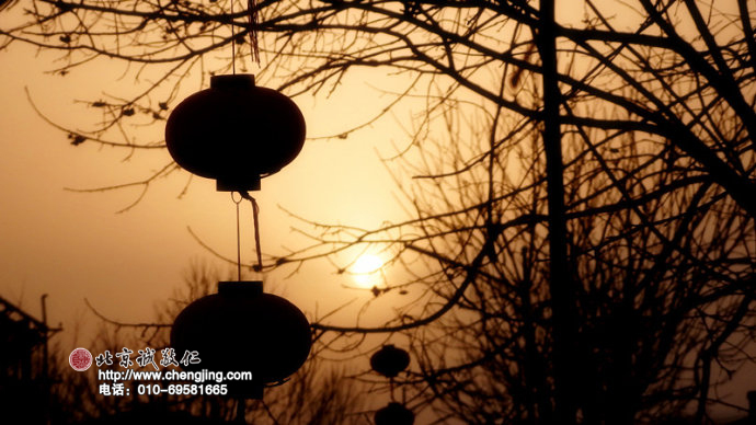 落日余晖绘就节日的剪影，宁静中将祝福与欢喜高悬。