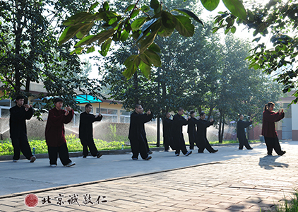 清晨，每日持续的太极拳练习使学员身心和谐