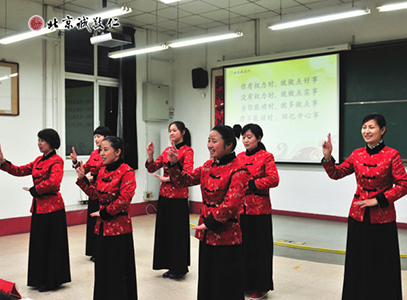 师资班学员表演手语歌曲