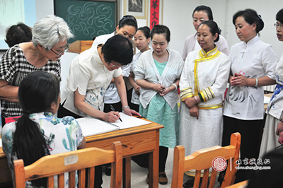 杨老师为学员示范硬笔国画基本技法