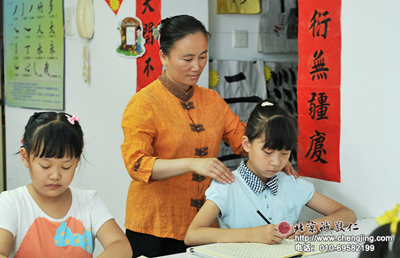 纠正坐姿，不但可以保护眼睛，还可以帮助学员写出更端正的字。
