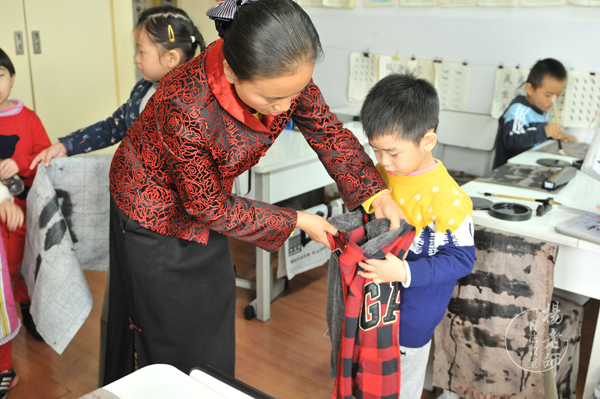 周老师教小石头如何收纳衣服