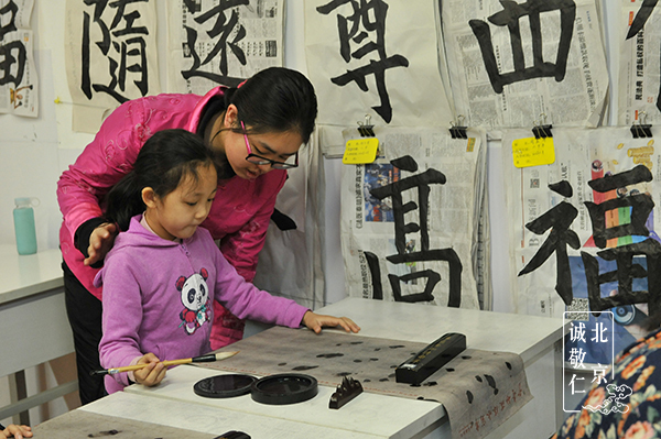 端正写字姿势 是入学来的第一门功课，也为将来写出大气的字打下坚实的基础。