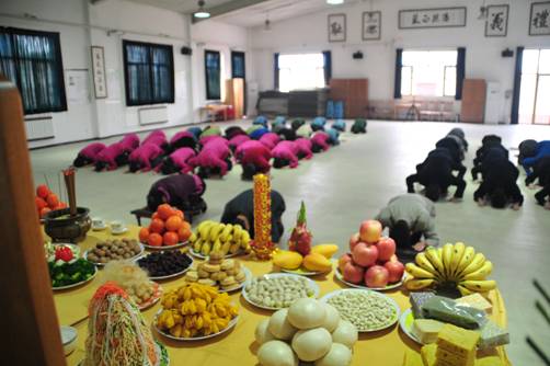 向祖先行三跪九叩首礼