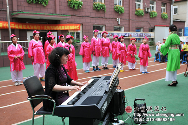 观看培智学校孩子们的表演