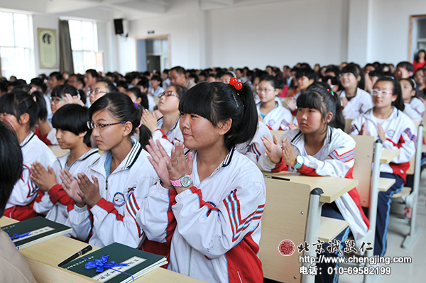 东湖中学师生们对杨老师的讲座报以热烈的掌声